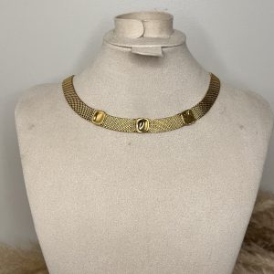 Collana rigida dorata con maglia fitta e inserti lucidi frontali. Un accessorio elegante e minimale, perfetto da indossare da solo o abbinare ad altri gioielli per un look sofisticato e moderno. Se vuoi anche la descrizione lunga per il sito, dimmelo e la preparo!