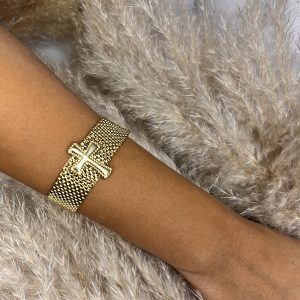 Bracciale in maglia dorata dal design elegante e moderno, impreziosito da una croce centrale luminosa. Perfetto per aggiungere un tocco di stile e simbolismo al polso, ideale sia per look quotidiani che per occasioni speciali. Se vuoi anche la descrizione lunga, dimmelo e la preparo subito!