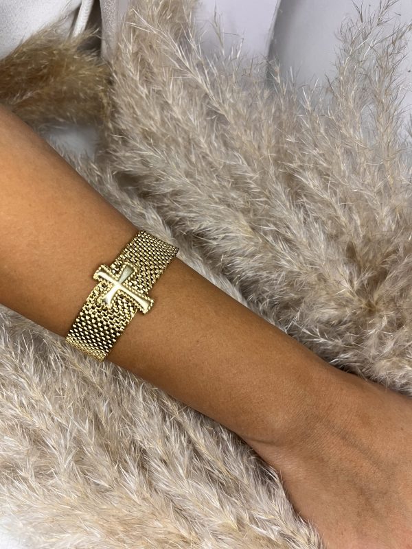 Bracciale in maglia dorata dal design elegante e moderno, impreziosito da una croce centrale luminosa. Perfetto per aggiungere un tocco di stile e simbolismo al polso, ideale sia per look quotidiani che per occasioni speciali. Se vuoi anche la descrizione lunga, dimmelo e la preparo subito!