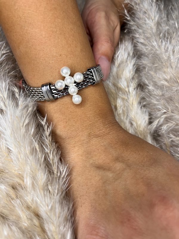 Bracciale argentato elegante con croce centrale impreziosita da perle. Un dettaglio raffinato che unisce simbolismo e stile senza tempo.