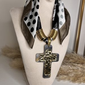 Collana con foulard in seta fantasia e maxi croce martellata oro e argento. Un pezzo scenografico e unico dallo stile sofisticato.