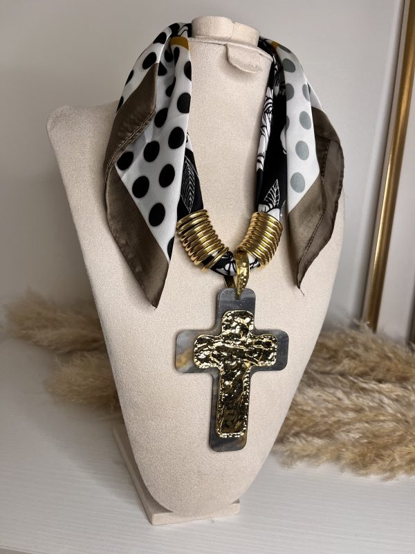 Collana con foulard in seta fantasia e maxi croce martellata oro e argento. Un pezzo scenografico e unico dallo stile sofisticato.