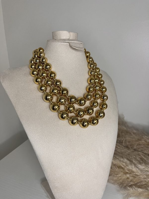Collana a più fili con perle dorate a effetto specchiato, elegante e luminosa, perfetta per occasioni speciali o per impreziosire un look semplice.