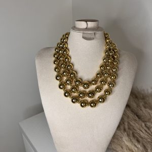 Collana a più fili con perle dorate a effetto specchiato, elegante e luminosa, perfetta per occasioni speciali o per impreziosire un look semplice.