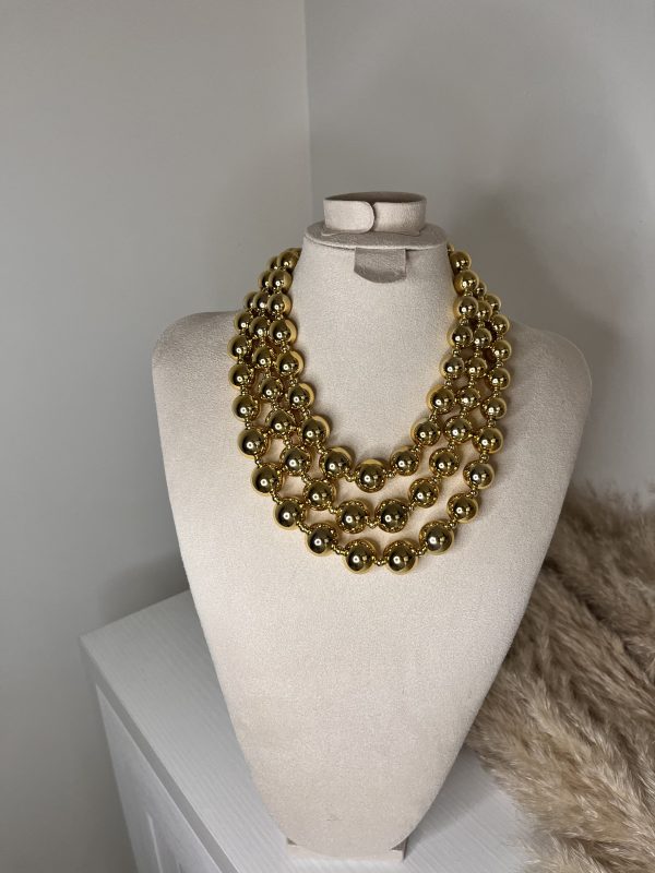 Collana a più fili con perle dorate a effetto specchiato, elegante e luminosa, perfetta per occasioni speciali o per impreziosire un look semplice.