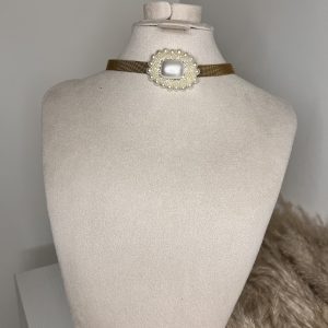 Un gioiello da vera Regina! Questo choker Elisabeth Fashion presenta un'elegante fascia color oro antico e un medaglione centrale con gemma rettangolare effetto madreperla, circondata da un pavé di piccole perle. Un accessorio regale e sofisticato, perfetto per un total look Diva elegante e d'impatto.