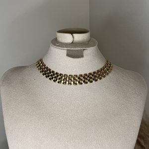 Lusso statement al collo! Questa collana/choker Elisabeth Fashion ha un design bold e strutturato con maglie larghe color oro lucido che ricordano un cinturino di lusso. L'accessorio perfetto per un look Diva grintoso, elegante e super trendy.