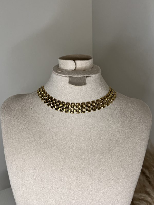 Lusso statement al collo! Questa collana/choker Elisabeth Fashion ha un design bold e strutturato con maglie larghe color oro lucido che ricordano un cinturino di lusso. L'accessorio perfetto per un look Diva grintoso, elegante e super trendy.