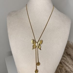 Collana lunga dorata con ciondolo a farfalla e finiture pendenti, delicata e luminosa per uno stile raffinato.
