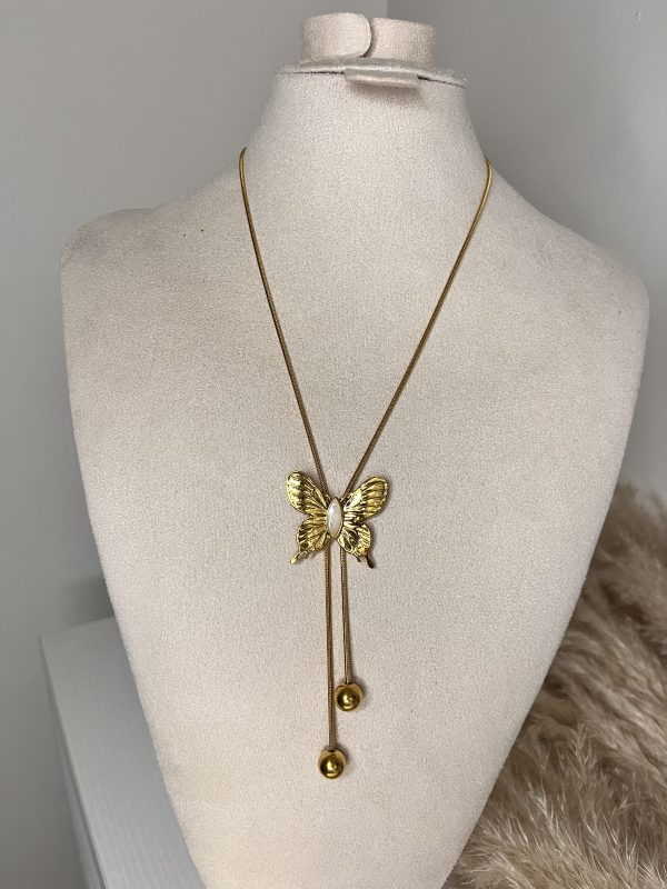 Collana lunga dorata con ciondolo a farfalla e finiture pendenti, delicata e luminosa per uno stile raffinato.