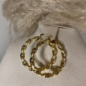 Cerchi dorati intrecciati dal design elegante e deciso. Perfetti per aggiungere luce e personalità a ogni look.