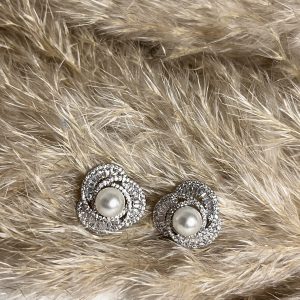 Orecchini a fiore con perla centrale e dettagli argentati luminosi. Un gioiello raffinato e senza tempo, simbolo di pura eleganza.