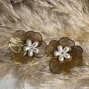 Orecchini a fiore in metallo dorato con perle centrali, eleganti e raffinati.