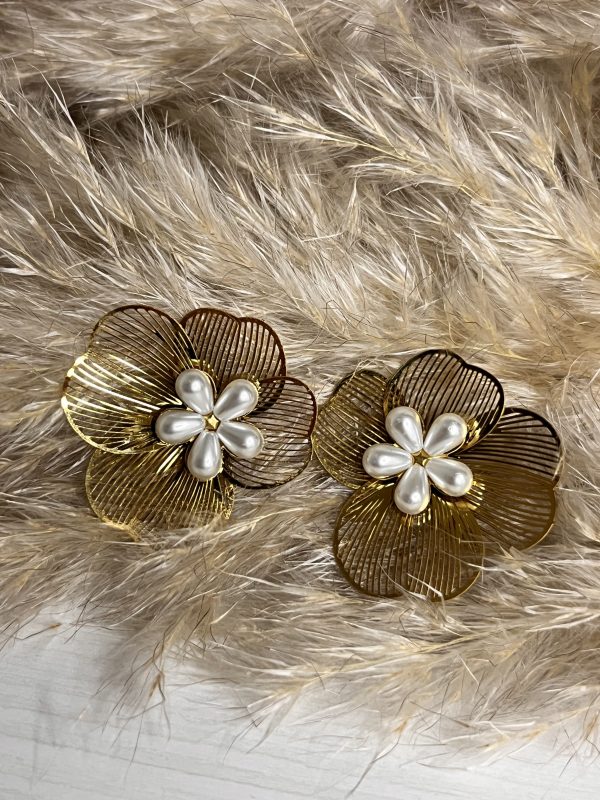Orecchini a fiore in metallo dorato con perle centrali, eleganti e raffinati.