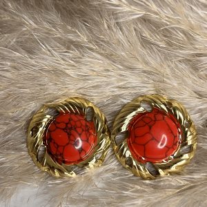Vuoi un accessorio che parli di te? Questi orecchini Elisabeth Fashion sono la scelta giusta! Con la loro montatura bold dorata e la gemma rosso ciliegia con effetto "cracklé", sono perfetti per dare un twist glamour-retrò a ogni outfit. Il dettaglio che fa la differenza!