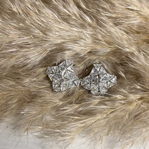 Questi orecchini Elisabeth Fashion sono pura luce! Il design a fiocco strutturato tempestato di cristalli scintillanti aggiunge un tocco di glamour immediato al tuo look. Hanno l'effetto di piccoli diamanti e sono perfetti per ogni occasione.