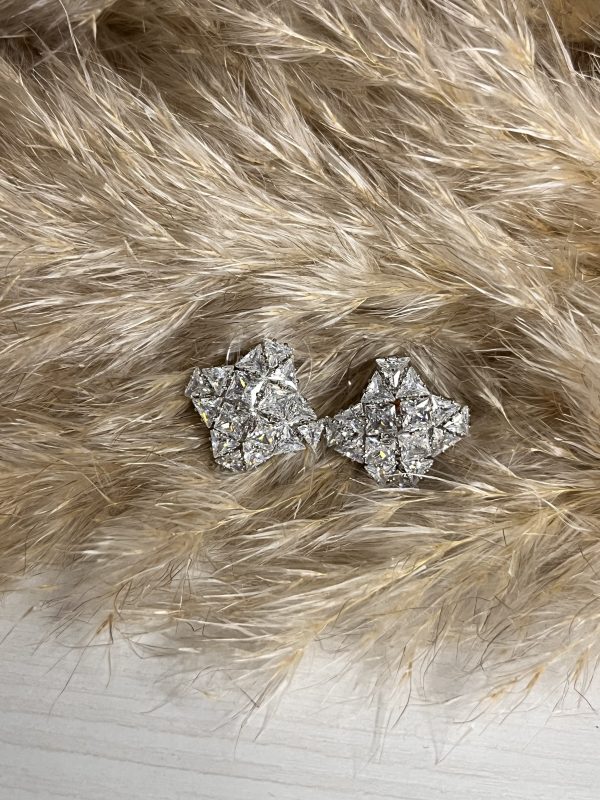 Questi orecchini Elisabeth Fashion sono pura luce! Il design a fiocco strutturato tempestato di cristalli scintillanti aggiunge un tocco di glamour immediato al tuo look. Hanno l'effetto di piccoli diamanti e sono perfetti per ogni occasione.