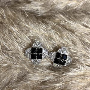 Questi orecchini Elisabeth Fashion combinano l'eleganza del nero opaco con la brillantezza degli strass scintillanti. Il design geometrico e a contrasto è super chic e audace, perfetto per un tocco glamour che cattura la luce.