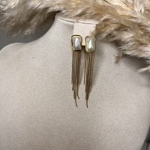 Massimo glamour con gli Orecchini Luxe Frange Elisabeth Fashion! Design pendente con una gemma rettangolare effetto madreperla e una cascata di catenine color oro. Un accessorio elegante e audace che dona movimento e un tocco super chic ad ogni look.