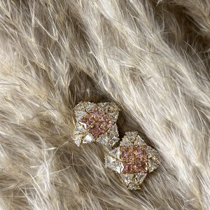 Un gioiello da vera Regina! Questi orecchini Elisabeth Fashion brillano come una corona di diamanti, con strass scintillanti e un cuore di gemme rosa principesco. Il design è super chic e regale, perfetto per un look glamour da favola che ti farà sentire speciale.