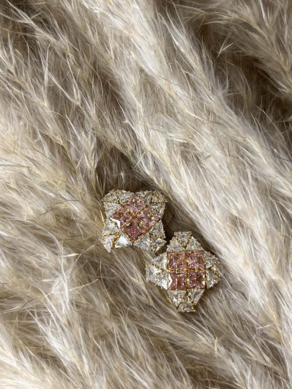 Un gioiello da vera Regina! Questi orecchini Elisabeth Fashion brillano come una corona di diamanti, con strass scintillanti e un cuore di gemme rosa principesco. Il design è super chic e regale, perfetto per un look glamour da favola che ti farà sentire speciale.