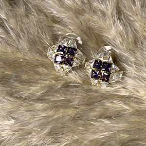 Il tuo tocco da Regina! Questi orecchini Elisabeth Fashion brillano con strass scintillanti e un cuore di gemme viola intenso, un colore regale per eccellenza. Il design è super chic e lussuoso, perfetto per un look da favola che ti farà sentire una vera Diva.