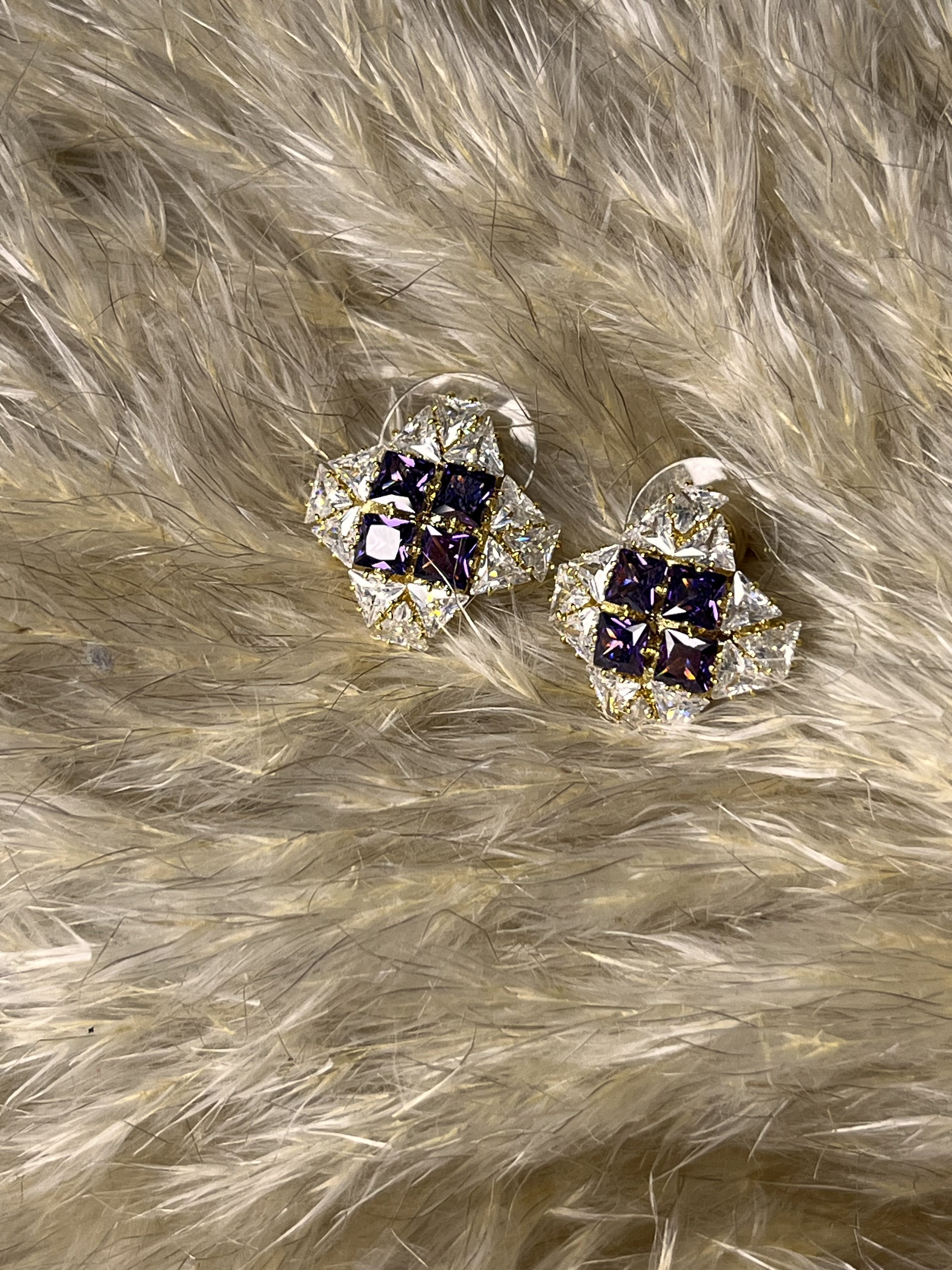 Il tuo tocco da Regina! Questi orecchini Elisabeth Fashion brillano con strass scintillanti e un cuore di gemme viola intenso, un colore regale per eccellenza. Il design è super chic e lussuoso, perfetto per un look da favola che ti farà sentire una vera Diva.