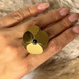 Fai sbocciare il tuo stile! Questo anello Elisabeth Fashion è una vera scultura: un grande fiore color oro lucido con un cuore centrale nero intenso. Un accessorio audace e glamour che attira l'attenzione e aggiunge un tocco Diva ad ogni look.