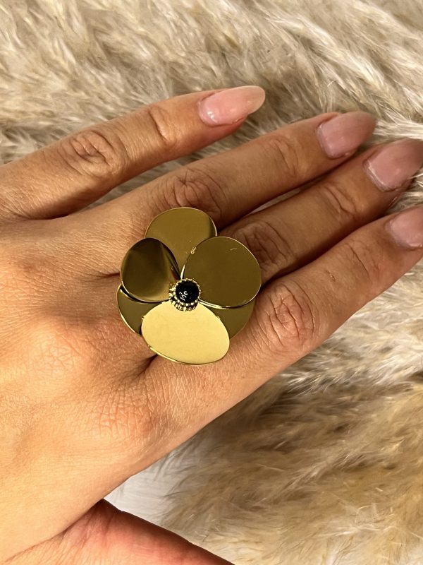 Fai sbocciare il tuo stile! Questo anello Elisabeth Fashion è una vera scultura: un grande fiore color oro lucido con un cuore centrale nero intenso. Un accessorio audace e glamour che attira l'attenzione e aggiunge un tocco Diva ad ogni look.