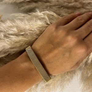 Essenziale e d'impatto! Questo bracciale Elisabeth Fashion è un must-have. Design a fascia rigida color oro con una texture sottile e fitta che lo rende unico. Perfetto per un look minimalista, elegante e super chic, da indossare ogni giorno.Essenziale e d'impatto! Questo bracciale Elisabeth Fashion è un must-have. Design a fascia rigida color oro con una texture sottile e fitta che lo rende unico. Perfetto per un look minimalista, elegante e super chic, da indossare ogni giorno.