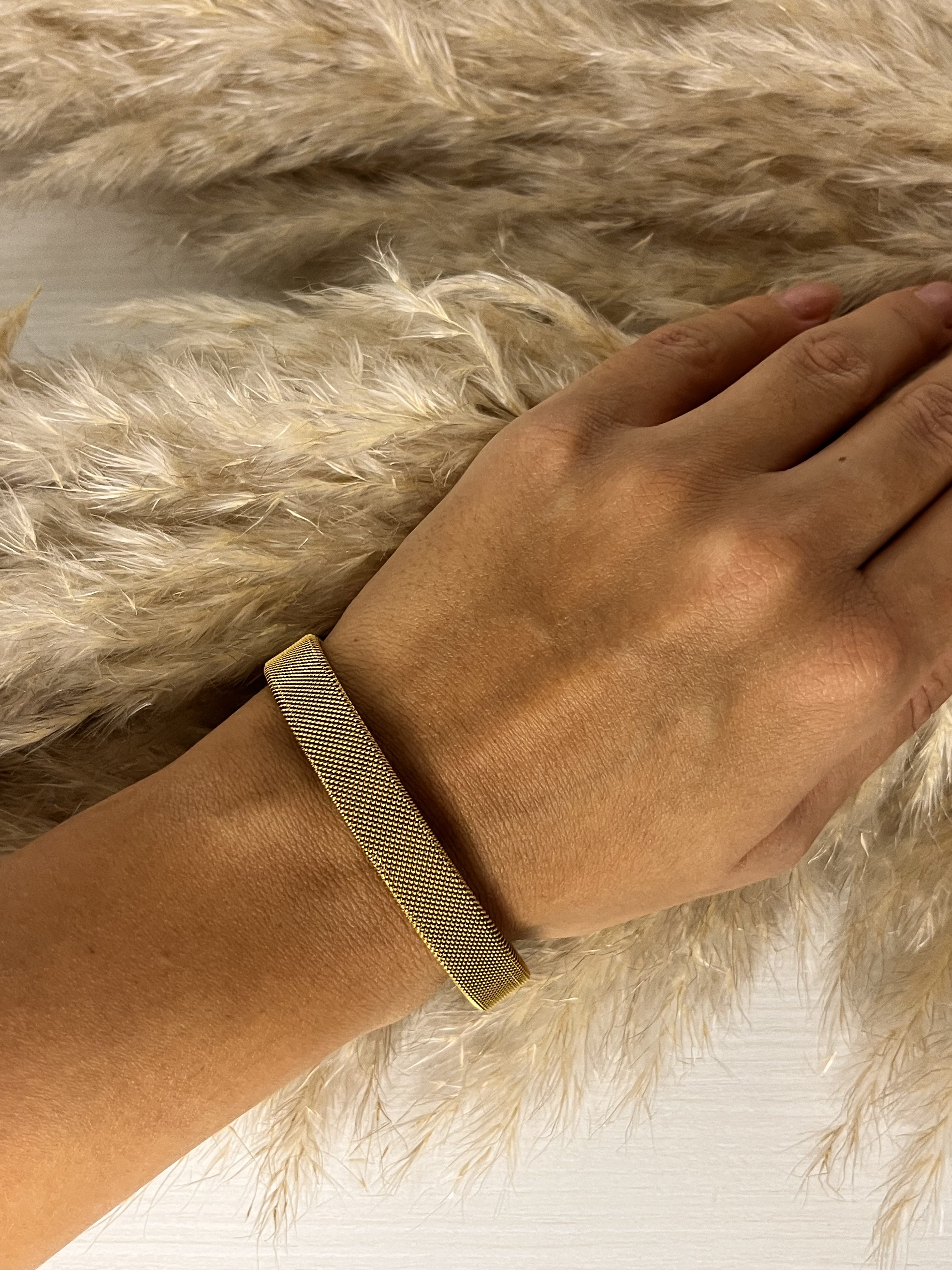Essenziale e d'impatto! Questo bracciale Elisabeth Fashion è un must-have. Design a fascia rigida color oro con una texture sottile e fitta che lo rende unico. Perfetto per un look minimalista, elegante e super chic, da indossare ogni giorno.Essenziale e d'impatto! Questo bracciale Elisabeth Fashion è un must-have. Design a fascia rigida color oro con una texture sottile e fitta che lo rende unico. Perfetto per un look minimalista, elegante e super chic, da indossare ogni giorno.