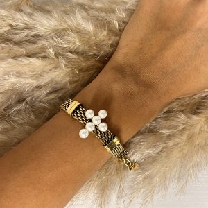 Eleganza preziosa! Questo bracciale Elisabeth Fashion unisce una fascia lavorata color oro con un affascinante cluster di perle luminose disposte a forma di incrocio. Un accessorio chic e femminile, perfetto per un tocco Diva che completa ogni look con grazia.