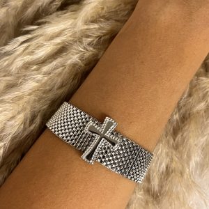 Un tocco di carattere! Questo bracciale Elisabeth Fashion unisce una fascia lavorata color argento con un potente elemento centrale: una croce stilizzata lucida. Un accessorio moderno e audace, perfetto per un look Diva con un tocco edgy e grintoso.Un tocco di carattere! Questo bracciale Elisabeth Fashion unisce una fascia lavorata color argento con un potente elemento centrale: una croce stilizzata lucida. Un accessorio moderno e audace, perfetto per un look Diva con un tocco edgy e grintoso.