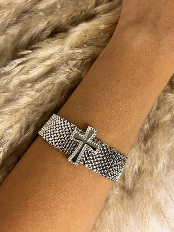 Un tocco di carattere! Questo bracciale Elisabeth Fashion unisce una fascia lavorata color argento con un potente elemento centrale: una croce stilizzata lucida. Un accessorio moderno e audace, perfetto per un look Diva con un tocco edgy e grintoso.Un tocco di carattere! Questo bracciale Elisabeth Fashion unisce una fascia lavorata color argento con un potente elemento centrale: una croce stilizzata lucida. Un accessorio moderno e audace, perfetto per un look Diva con un tocco edgy e grintoso.