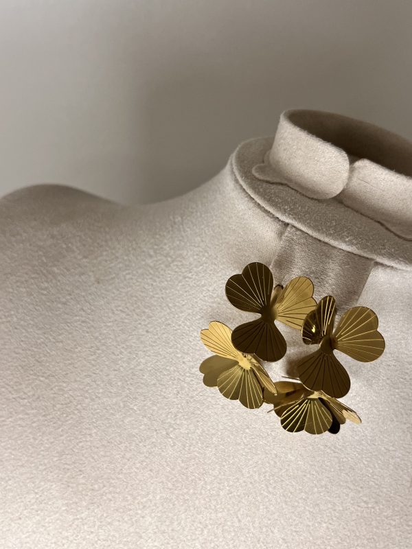 Un bouquet di stile! Questi orecchini Elisabeth Fashion sono a cerchio, impreziositi da fiori in metallo dorato lucido con una texture elegante. Un accessorio artistico e glamour, perfetto per un look Diva che ama osare con un tocco cool e originale.