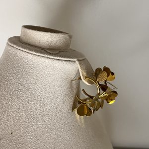 Un bouquet di stile! Questi orecchini Elisabeth Fashion sono a cerchio, impreziositi da fiori in metallo dorato lucido con una texture elegante. Un accessorio artistico e glamour, perfetto per un look Diva che ama osare con un tocco cool e originale.