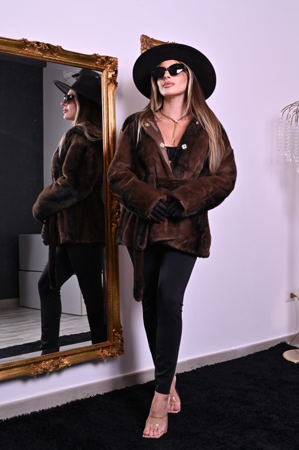 Pellicciotto avvolgente in eco-pelliccia marrone con cintura in vita, elegante e caldo per look raffinati.