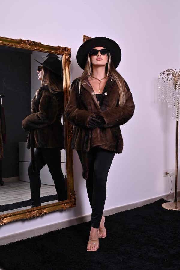 Pellicciotto avvolgente in eco-pelliccia marrone con cintura in vita, elegante e caldo per look raffinati.