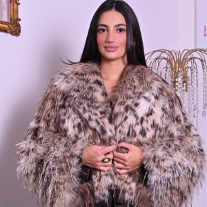 Pellicciotto eco-luxury dal volume morbido e stampa maculata, perfetto per look sofisticati e scenografici.