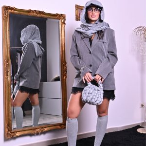 Mini bag artigianale in maglia intrecciata grigio perla, morbidissima e chic, perfetta per look autunnali e invernali.