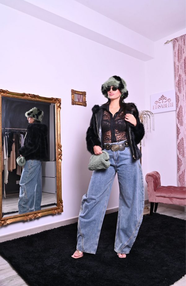 Jeans a gamba larga effetto balloon, vita media e taglio morbido per un look contemporaneo e disinvolto.