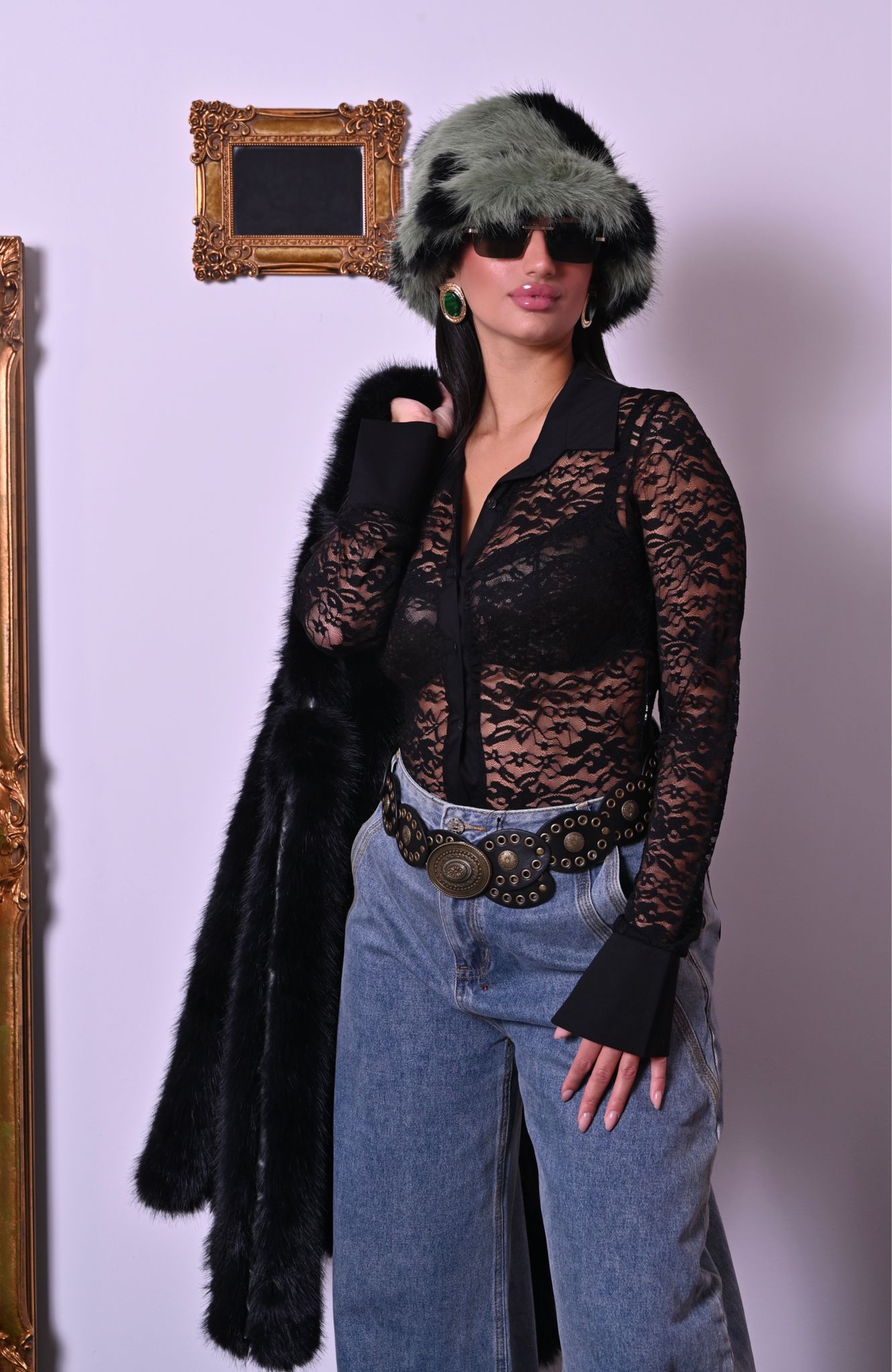 Camicia a body in pizzo nero trasparente con colletto e polsini in tessuto liscio. Sensuale, elegante e perfetta per look decisi.