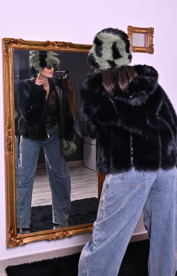 Jeans a gamba larga effetto balloon, vita media e taglio morbido per un look contemporaneo e disinvolto.