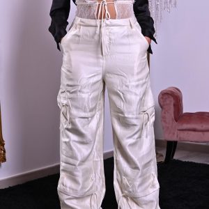 Pantalone cargo satinato vita alta con fascia in pizzo e tasche laterali. Elegante e moderno.