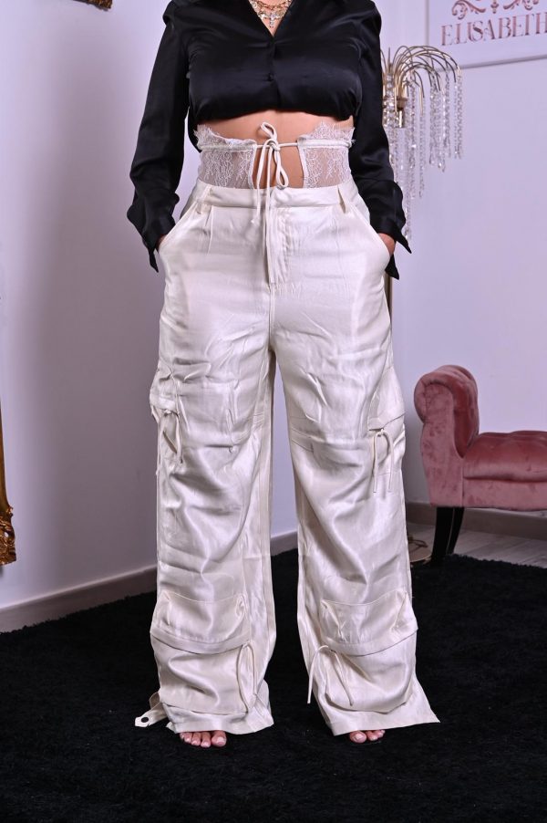 Pantalone cargo satinato vita alta con fascia in pizzo e tasche laterali. Elegante e moderno.