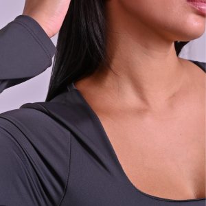 Orecchini a bottone con design elegante a mosaico, impreziositi da cristalli scintillanti che catturano la luce. Perfetti per dare un tocco raffinato al look quotidiano o per occasioni speciali.