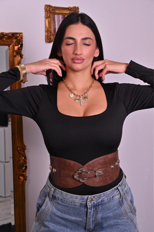 Collana in metallo con pendenti a forma di moneta, design sofisticato e versatile. Ideale da indossare da sola o in layering per un effetto ricercato e moderno.