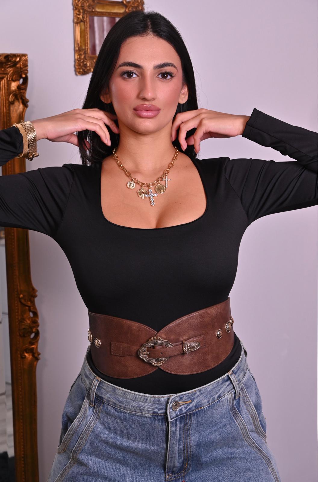 Collana in metallo con pendenti a forma di moneta, design sofisticato e versatile. Ideale da indossare da sola o in layering per un effetto ricercato e moderno.