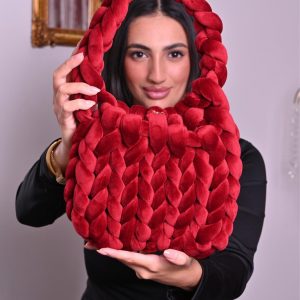 Borsa a spalla in morbido velluto intrecciato, dal design voluminoso e avvolgente. Perfetta per aggiungere un tocco chic e originale ai tuoi outfit.