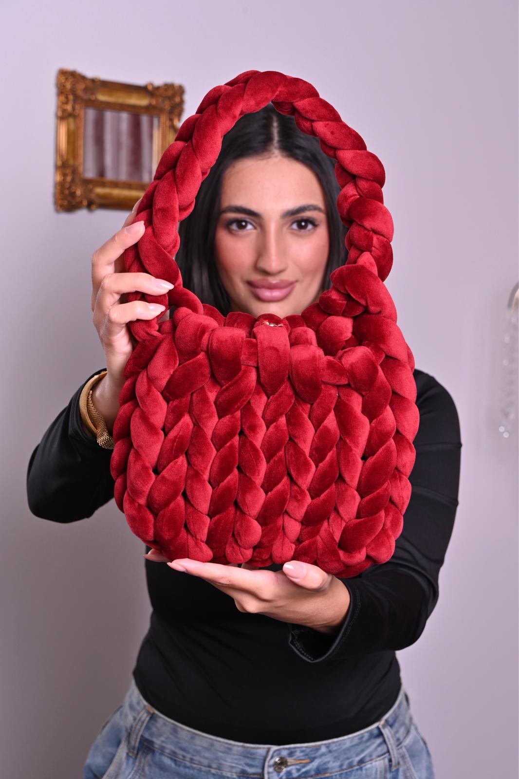 Borsa a spalla in morbido velluto intrecciato, dal design voluminoso e avvolgente. Perfetta per aggiungere un tocco chic e originale ai tuoi outfit.